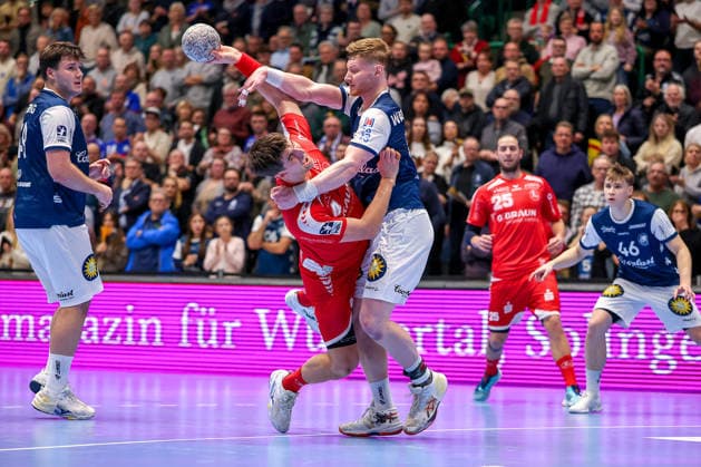 18.12.2025, Handball, Viertelfinale DHB-Pokal, Bergischer HC - MT Melsungen, Unihalle Wuppertal: Nikolaj Enderleit (Melsungen 04) wird von Johannes Wasielewski (BHC 77) am Kreis fest gemacht Nordrhein-Westfalen Deutschland