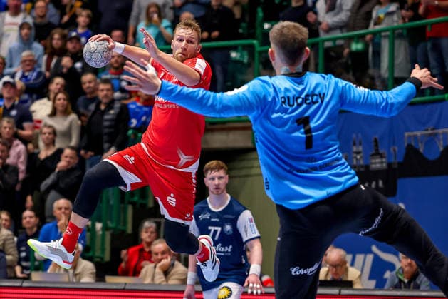 18.12.2025, Handball, Viertelfinale DHB-Pokal, Bergischer HC - MT Melsungen, Unihalle Wuppertal: David Mandic (Melsungen 07) beim Wurf auf das Tor von Torhüter Christopher Rudeck (BHC 01) Nordrhein-Westfalen Deutschland