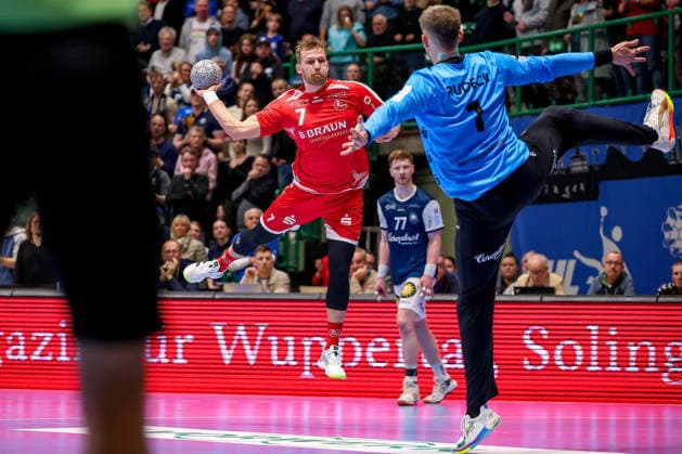 18.12.2025, Handball, Viertelfinale DHB-Pokal, Bergischer HC - MT Melsungen, Unihalle Wuppertal: David Mandic (Melsungen 07) beim Wurf auf das Tor von Torhüter Christopher Rudeck (BHC 01) Nordrhein-Westfalen Deutschland