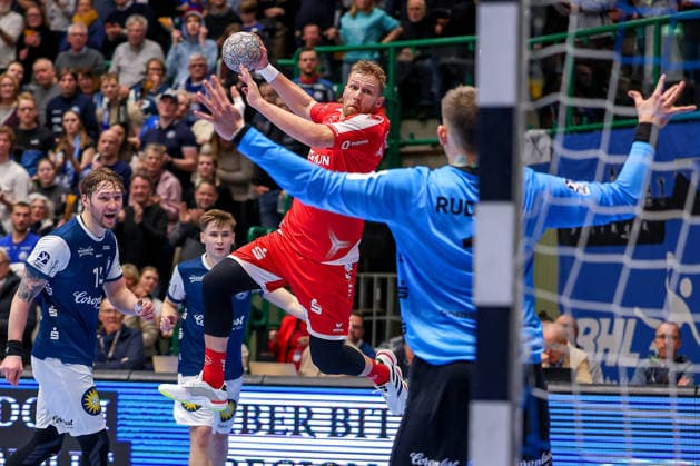 18 12 2025, Handball, Quarter-final DHB Cup, Bergischer HC MT Melsungen, Unihalle Wuppertal David Mandic Melsungen 07 throwing at the goal of goalkeeper Christopher Rudeck BHC 01 North Rhine-Westphalia Germany