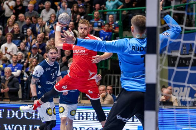 18 12 2025, Handball, Quarter-final DHB Cup, Bergischer HC MT Melsungen, Unihalle Wuppertal David Mandic Melsungen 07 throwing at the goal of goalkeeper Christopher Rudeck BHC 01 North Rhine-Westphalia Germany