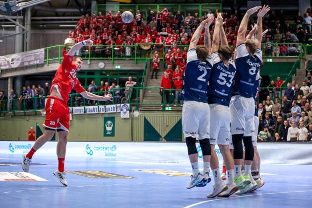 18 12 2025, Handball, Quarter-final DHB Cup, Bergischer HC MT Melsungen, Unihalle Wuppertal Uladzislau Kulesh Melsungen 20 free throw into the wall of BHC Nordrhein Westfalen Germany