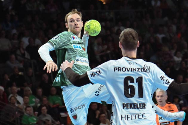 18 12 2025, xlakx, Handball DHB Pokal 1 4 Final, Fuechse Berlin THW Kiel v l Mathias Gidsel Fuechse Berlin , Hendrik Pekeler THW Kiel goes for a jump shot Berlin