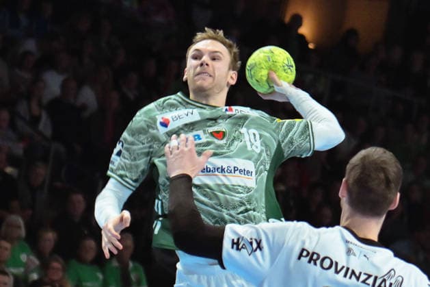 18 12 2025, xlakx, Handball DHB Pokal 1 4 Final, Fuechse Berlin THW Kiel v l Mathias Gidsel Fuechse Berlin goes for the jump shot Berlin