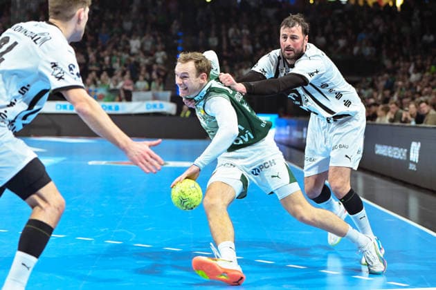 18 12 2025, xlakx, Handball DHB Pokal 1 4 Final, Fuechse Berlin THW Kiel v l Mathias Gidsel Fuechse Berlin , Domagoj Duvnjak THW Kiel duel, duel, fight, tackle Berlin