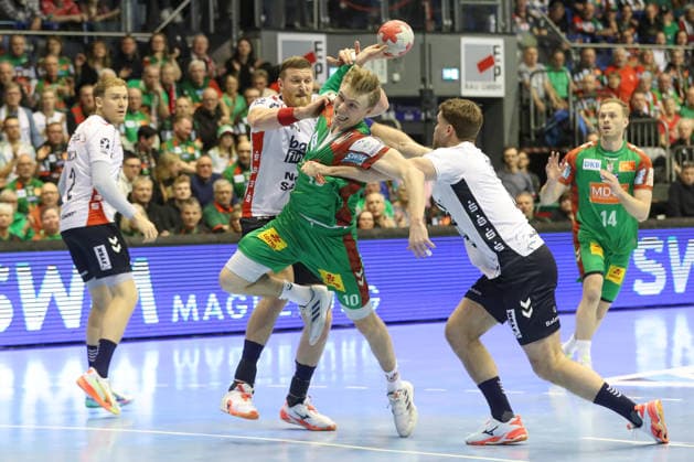 18 12 2025, xtgx, Handball, DHB Pokal quarterfinal, SC Magdeburg SG Flensburg Handewitt v l Blaz Blagotsinek Flensburg, 43 , Gisli Thorgeir Kristjansson Magdeburg, 10 , Johannes Golla Flensburg, 4 duel, duel, fight, tackle Magdeburg