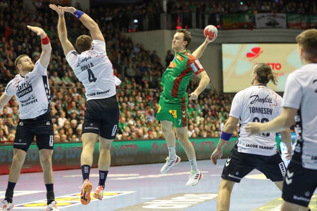 18 12 2025, xtgx, Handball, DHB Pokal Quarterfinal, SC Magdeburg SG Flensburg Handewitt v l Felix Claar Magdeburg, 7 throws goal, Torschuetze, erzielt Tor, Treffer, scores the goal Magdeburg