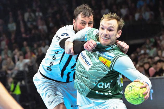 18 12 2025, xlakx, Handball DHB Pokal 1 4 Final, Fuechse Berlin THW Kiel v l Domagoj Duvnjak THW Kiel , Mathias Gidsel Fuechse Berlin duel, duel, fight, tackle Berlin
