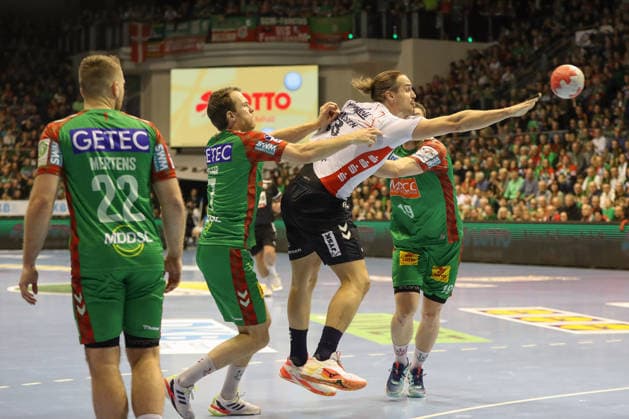 18 12 2025, xgox, Handball DHB Pokal Quarterfinals SC Magdeburg SG Flensburg Handewitt emspor, v l Felix Claar Magdeburg, 7 , Kent Robin Tonnesen Tönnesen, Flensburg, 23 , Elvar Oern Jonsson Magdeburg, 19 duel, duel, fight, tackle Magdeburg