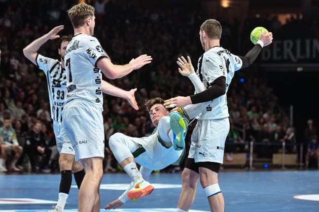 18 12 2025, xlakx, Handball DHB Pokal 1 4 Final, Fuechse Berlin THW Kiel v l Magnus Landin Jacobsen THW Kiel , Nils Lichtlein Fuechse Berlin , Hendrik Pekeler THW Kiel duel, duel, fight, tackle Berlin