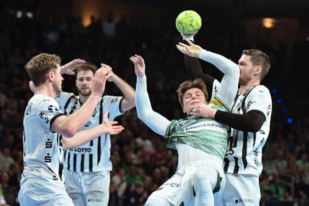 18 12 2025, xlakx, Handball DHB Pokal 1 4 Final, Fuechse Berlin THW Kiel v l Magnus Landin Jacobsen THW Kiel , Nils Lichtlein Fuechse Berlin , Hendrik Pekeler THW Kiel duel, duel, fight, tackle Berlin