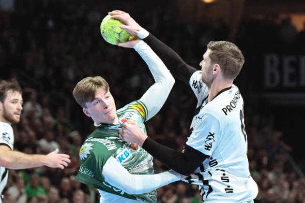 18 12 2025, xlakx, Handball DHB Pokal 1 4 Final, Fuechse Berlin THW Kiel v l Nils Lichtlein Fuechse Berlin , Hendrik Pekeler THW Kiel duel, duel, fight, tackle Berlin