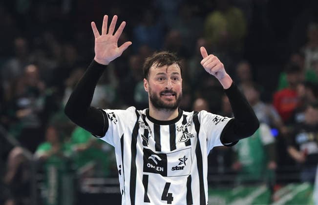 Domagoj Duvnjak pointing, gesturing Upper body action Sport Handball DHB Cup quarter-finals mens season 2025 2026 18 12 2025 Füchse Berlin vs THW Kiel