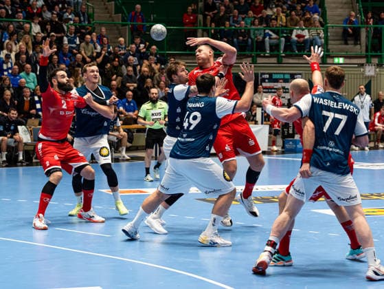 Dainis Kristopans (MT Melsungen, 10) mit einem Pass zu Ruben Marchan (MT Melsungen, 02) Bergischer HC vs. MT Melsungen, Handball, DHB Pokal, Viertelfinale, Saison 2025 2026, 18.12.2025 Bergischer HC vs. MT Melsungen, Handball, DHB Pokal, Viertelfinale, Saison 2025 2026, 18.12.2025 Wuppertal Copyright: xEibner-Pressefoto DamianxKruczynx EP_DKI