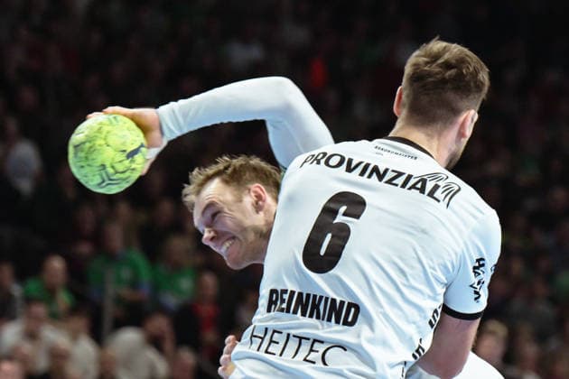 18.12.2025, xlakx, Handball DHB Pokal 1 4 Finale, Fuechse Berlin - THW Kiel v.l. Mathias Gidsel (Fuechse Berlin), Harald Reinkind (THW Kiel) Zweikampf, Duell, Kampf, tackle Berlin