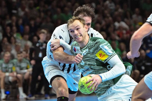 18.12.2025, xlakx, Handball DHB Pokal 1 4 Finale, Fuechse Berlin - THW Kiel v.l. Veron Nacinovic (THW Kiel), Mathias Gidsel (Fuechse Berlin) Zweikampf, Duell, Kampf, tackle Berlin