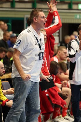 GER, 1 DHB Cup, quarter-final, Bergischer HC vs MT Melsungen, 18 12 2025, Unihalle, Wuppertal, GER, 1 DHB Cup, quarter-final, Bergischer HC vs MT Melsungen, , in the picture Carsten Lichtlein MT Melsungen , goalkeeper coach gets very upset, gestures, facial expressions, emotions, dissatisfied disappointed dejected, nordphotoxGmBHx xMeuter nph00351