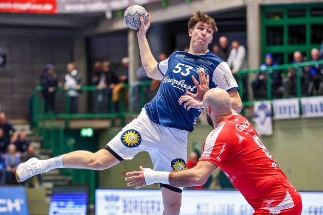 18 12 2025, Handball, Quarter-final DHB Cup, Bergischer HC MT Melsungen, Unihalle Wuppertal Soeren Steinhaus BHC 53 in duel against Adrian Sipos Melsungen 08 North Rhine-Westphalia Germany