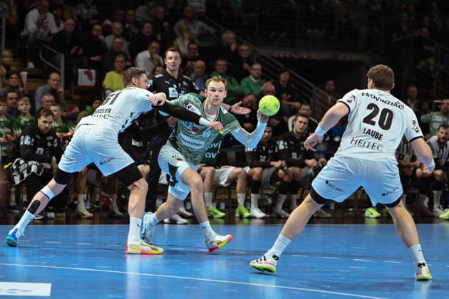 18 12 2025, xlakx, Handball DHB Pokal 1 4 Final, Fuechse Berlin THW Kiel v l Hendrik Pekeler THW Kiel , Mathias Gidsel Fuechse Berlin , Lukas Laube THW Kiel duel, duel, fight, tackle Berlin