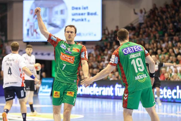 18 12 2025, xgox, Handball DHB Pokal quarterfinal SC Magdeburg SG Flensburg Handewitt emspor, v l Felix Claar Magdeburg, 7 , Elvar Oern Jonsson Magdeburg, 19 jubilation, goal celebration, jubelt über das Tor, celebrate the goal, celebration Magdeburg