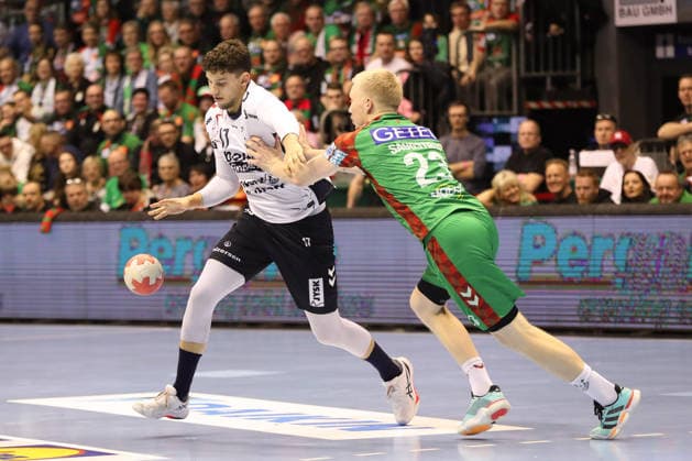 18 12 2025, xgox, Handball DHB Pokal Quarterfinals SC Magdeburg SG Flensburg Handewitt emspor, v l Marko Grgic Flensburg, 17 , Magnus Saugstrup Magdeburg, 23 duel, duel, fight, tackle Magdeburg