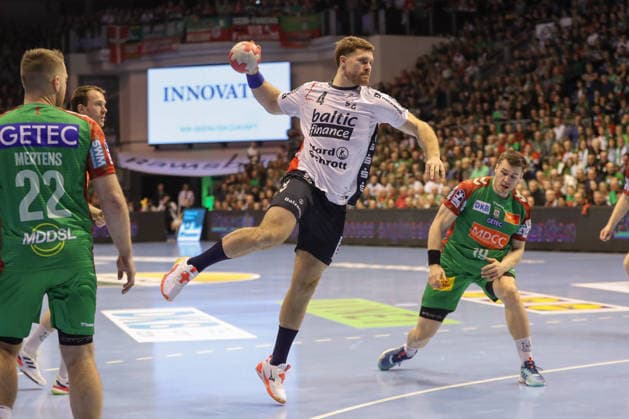 18 12 2025, xgox, Handball DHB Pokal Quarterfinal SC Magdeburg SG Flensburg Handewitt emspor, v l Johannes Golla Flensburg, 4 throws goal, Torschuetze, scores goal, Treffer, scores the goal Magdeburg