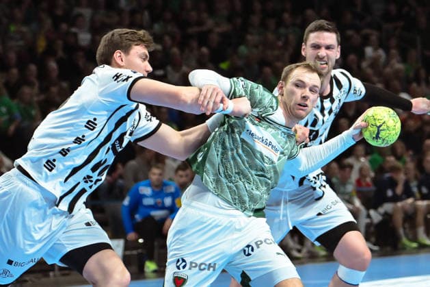 18 12 2025, xlakx, Handball DHB Pokal 1 4 Final, Fuechse Berlin THW Kiel v l Lukas Laube THW Kiel , Mathias Gidsel Fuechse Berlin , Hendrik Pekeler THW Kiel duel, duel, fight, tackle Berlin