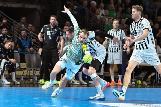 18 12 2025, xlakx, Handball DHB Pokal 1 4 Final, Fuechse Berlin THW Kiel v l Mathias Gidsel Fuechse Berlin , Hendrik Pekeler THW Kiel duel, duel, fight, tackle Berlin