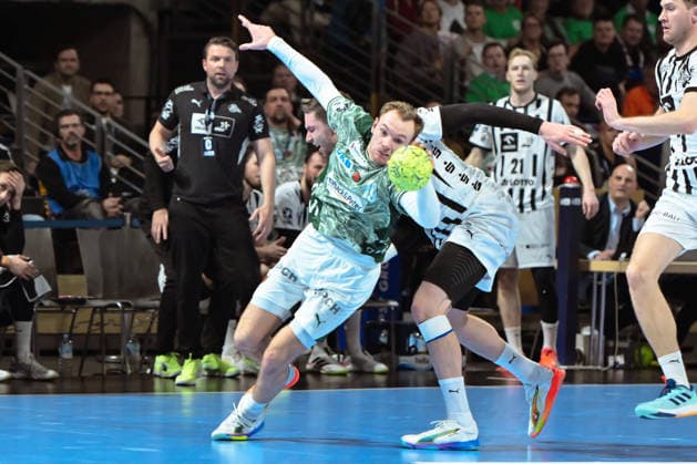 18 12 2025, xlakx, Handball DHB Pokal 1 4 Final, Fuechse Berlin THW Kiel v l Mathias Gidsel Fuechse Berlin , Hendrik Pekeler THW Kiel duel, duel, fight, tackle Berlin
