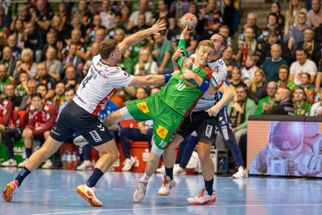 Deutschland: Handball DHB-Pokal 2025 26, Viertelfinale - SC Magdeburg vs SG Flensburg-Handewitt - GETEC Arena (Magdeburg): Gisli Kristjansson (SC Magdeburg, 10) Johannes Golla (SG Flensburg-Handewitt, 4) Copyright: xTomxLauruschkatx