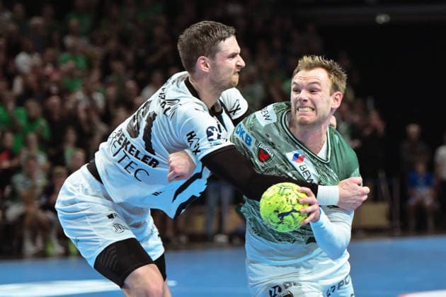 18 12 2025, xlakx, Handball DHB Pokal 1 4 Final, Fuechse Berlin THW Kiel v l Hendrik Pekeler THW Kiel , Mathias Gidsel Fuechse Berlin duel, duel, fight, tackle Berlin