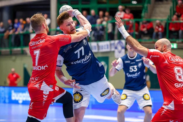 18 12 2025, Handball, Quarter-final DHB Cup, Bergischer HC MT Melsungen, Unihalle Wuppertal Johannes Wasielewski BHC 77 in a duel against David Mandic Melsungen 07 Adrian Sipos Melsungen 08 North Rhine-Westphalia Germany