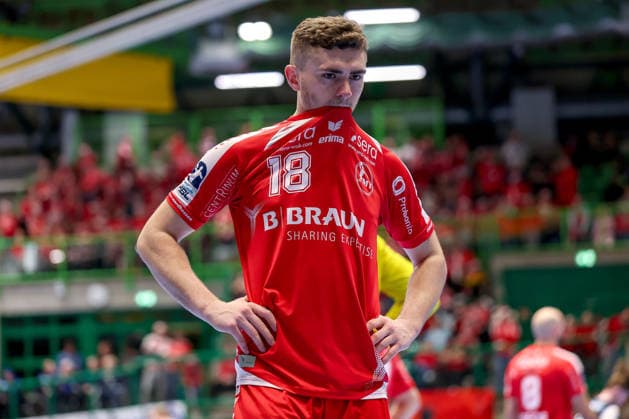 18 12 2025, Handball, Quarter-final DHB Cup, Bergischer HC MT Melsungen, Unihalle Wuppertal Florian Drosten Melsungen 18 stands Disappointed on the pitch Disappointment North Rhine-Westphalia Germany