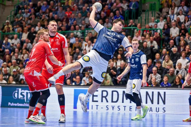 18 12 2025, Handball, Quarter-final DHB Cup, Bergischer HC MT Melsungen, Unihalle Wuppertal Aron Seesing BHC 49 throwing on goal North Rhine-Westphalia Germany