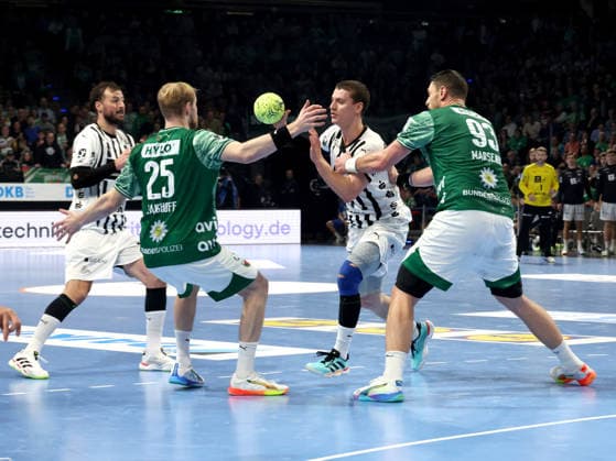 DEU, DHB, Pokal, Fuechse Berlin vs THW Kiel, 18 12 2025, Max Schmeling Halle, Berlin, DEU, DHB, Pokal, Fuechse Berlin vs THW Kiel, im Bild f245 , Mijajlo Marsenic Fuechse Berlin 93 , Elias Ellefsen A Skipagotu THW Kiel 71 nordphotoxGmbHx xEngler nph00076