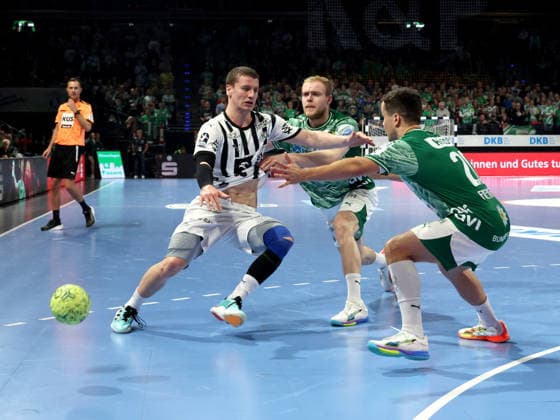 DEU, DHB, Cup, Fuechse Berlin vs THW Kiel, 18 12 2025, Max Schmeling Halle, Berlin, DEU, DHB, Cup, Fuechse Berlin vs THW Kiel, in the picture Matthes Langhoff Fuechse Berlin 25 , Tim Freihoefer Fuechse Berlin 19 , Elias Ellefsen A Skipagotu THW Kiel 71 nordphotoxGmbHx xEngler nph00076