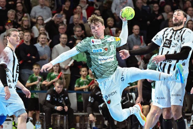18 12 2025, xlakx, Handball DHB Pokal 1 4 Final, Fuechse Berlin THW Kiel v l Nils Lichtlein Fuechse Berlin goes for the jump shot Berlin