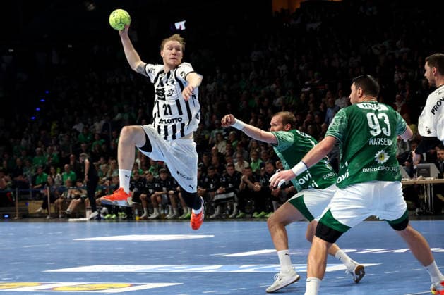 DEU, DHB, Cup, Fuechse Berlin vs THW Kiel, 18 12 2025, Max Schmeling Halle, Berlin, DEU, DHB, Cup, Fuechse Berlin vs THW Kiel, in the picture Max Darj Fuechse Berlin 5 , Mijajlo Marsenic Fuechse Berlin 93 , Eric Johansson THW Kiel 21 nordphotoxGmbHx xEngler nph00076