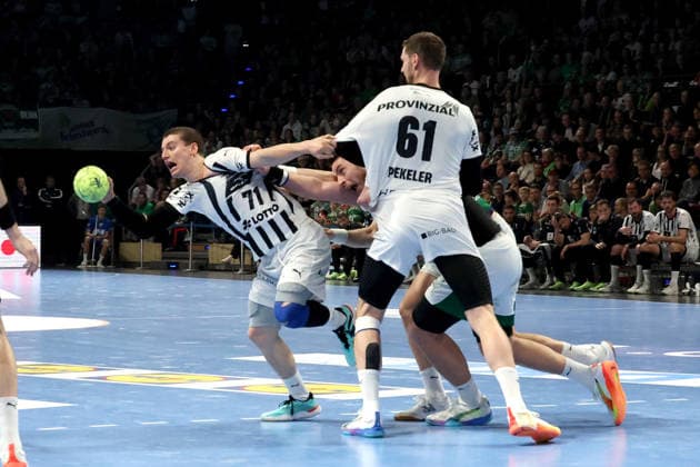DEU, DHB, Cup, Fuechse Berlin vs THW Kiel, 18 12 2025, Max Schmeling Halle, Berlin, DEU, DHB, Cup, Fuechse Berlin vs THW Kiel, pictured Mijajlo Marsenic Fuechse Berlin 93 , Elias Ellefsen A Skipagotu THW Kiel 71 , Hendrik Pekeler THW Kiel 61 nordphotoxGmbHx xEngler nph00076