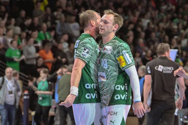 18 12 2025, xlakx, Handball DHB Pokal 1 4 Final, Fuechse Berlin THW Kiel v l Max Darj Fuechse Berlin , Mathias Gidsel Fuechse Berlin Jubel ueber den Sieg Berlin