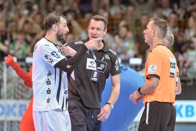 18 12 2025, xlakx, Handball DHB Pokal 1 4 Final, Fuechse Berlin THW Kiel v l Domagoj Duvnjak THW Kiel , Filip Jicha THW Kiel gives instructions, gesticulates with his arms, gesticulate, gives instructions Berlin