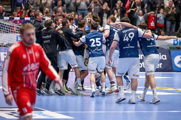 18 12 2025, Handball, Quarterfinal DHB Cup, Bergischer HC MT Melsungen, Unihalle Wuppertal The BHC celebrates the 30 23 victory against Melsungen and is happy about the entry into the Final4 semi-final in Cologne North Rhine-Westphalia Germany