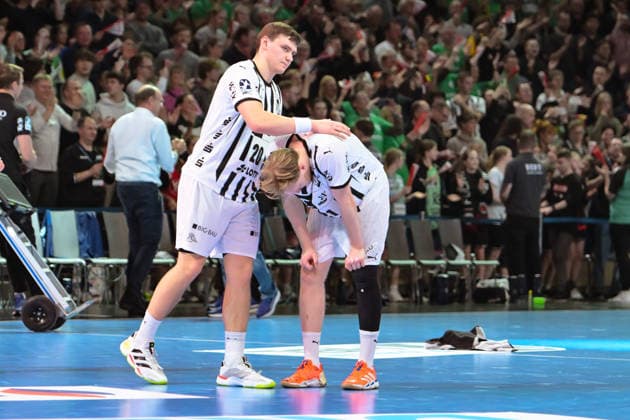 18 12 2025, xlakx, Handball DHB Pokal 1 4 Final, Fuechse Berlin THW Kiel v l Lukas Laube THW Kiel , Eric Johansson THW Kiel disappointed, looks disappointed, disappointed Berlin