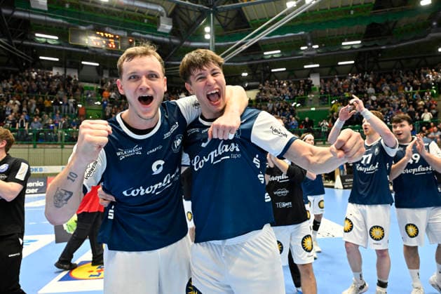 GER, DHB Pokal Viertelfinale, BHC06 MT Melsungen 18,12 2025,Wuppertal ,Unihalle, GER, DHB Pokal Viertelfinal BHC06 MT Melsungen DHB Pokal Achtelfinale regulations prohibit any use of photographs as image sequences and or quasi video in the picture cheering Nico Schöttle Bergischer HC 8 and Sören Steinhaus Bergischer HC 53 after the final whistle NordphotoxGmbHx xFreund nph00018