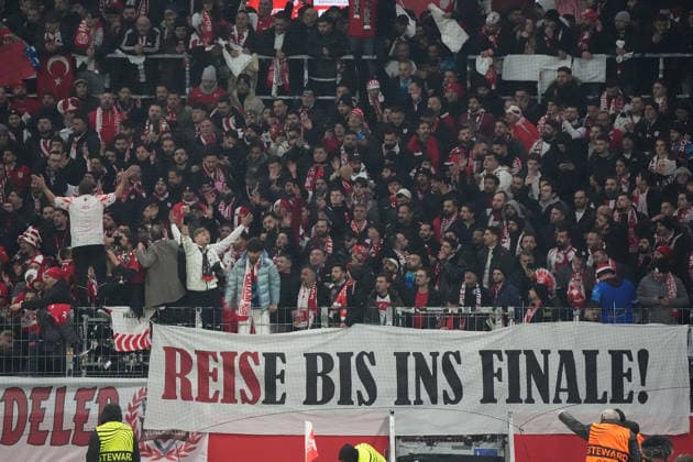 Samsunspor fans want Samsunspor to reach the final with coach Thomas Reis 18 12 2025 1 FSV Mainz 05 vs Samsunspor, MEWA Arena, Europa Conference League