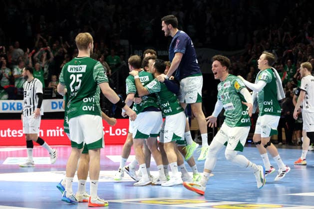 DEU, DHB, Cup, Fuechse Berlin vs THW Kiel, 18 12 2025, Max Schmeling Halle, Berlin, DEU, DHB, Cup, Fuechse Berlin vs THW Kiel, in the picture Fuechse players circle, Nils Lichtlein Fuechse Berlin 17 nordphotoxGmbHx xEngler nph00076