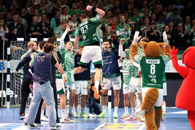 DEU, DHB, Cup, Fuechse Berlin vs THW Kiel, 18 12 2025, Max Schmeling Halle, Berlin, DEU, DHB, Cup, Fuechse Berlin vs THW Kiel, in the picture Fuechse players circle, Mijajlo Marsenic Fuechse Berlin 93 nordphotoxGmbHx xEngler nph00076