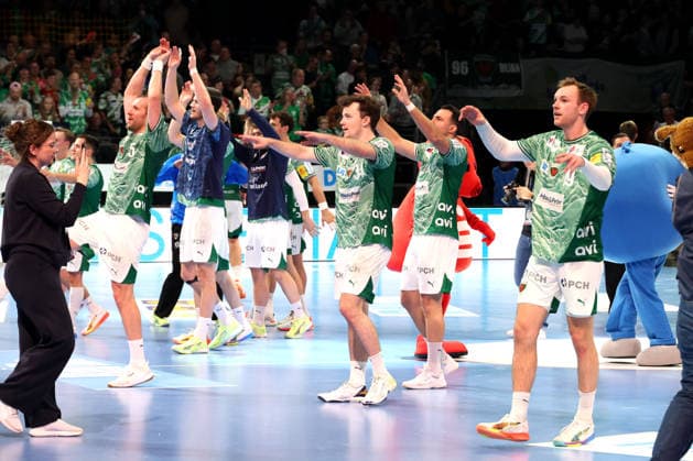 DEU, DHB, Cup, Fuechse Berlin vs THW Kiel, 18 12 2025, Max Schmeling Halle, Berlin, DEU, DHB, Cup, Fuechse Berlin vs THW Kiel, in the picture Fuechse players circle nordphotoxGmbHx xEngler nph00076