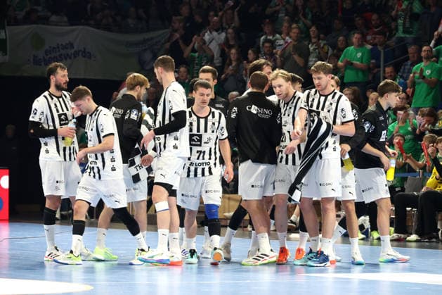 DEU, DHB, Cup, Fuechse Berlin vs THW Kiel, 18 12 2025, Max Schmeling Halle, Berlin, DEU, DHB, Cup, Fuechse Berlin vs THW Kiel, in the picture Kiel players circle nordphotoxGmbHx xEngler nph00076
