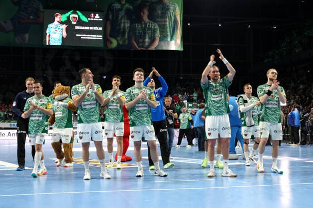 DEU, DHB, Cup, Fuechse Berlin vs THW Kiel, 18 12 2025, Max Schmeling Halle, Berlin, DEU, DHB, Cup, Fuechse Berlin vs THW Kiel, in the picture Fuechse players circle nordphotoxGmbHx xEngler nph00076